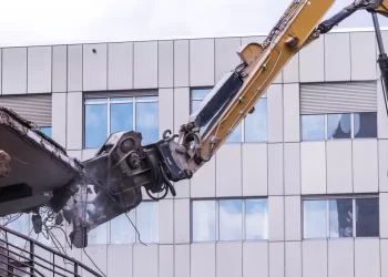 Büyükçekmece’de 70 hasarlı daire yıkıldı