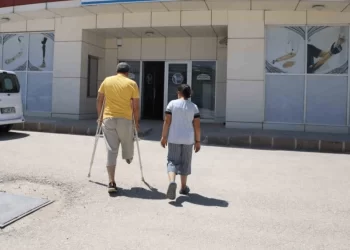 CHP’li Murat Emir, depremzedeleri hatırlattı: ‘Bakanlık, protez işini ağırdan alıyor’