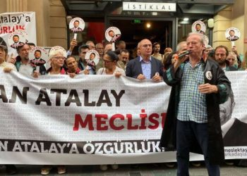 Avukatlar Can Atalay için İstanbul Barosu önünde toplandı: Hatay halkı vekilini istiyor