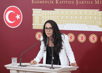 Sera Kadıgil üniversite öğrencilerinin barınma sorununu Bakan Bak’a sordu