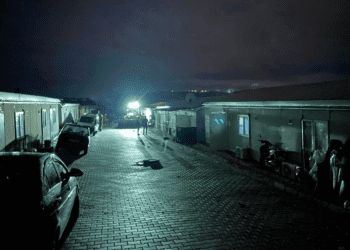 Depremzedelerin konteynerlerini su bastı