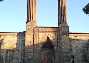 Çifte Minareli Medrese Kapatıldı