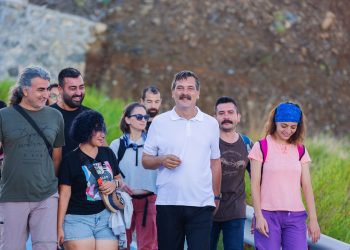 BİR ÖLÜ YATIYOR BEYAZIT MEYDANINDA