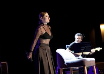 Zuhal Olcay gözyaşlarını tutamadı: ‘Bu dünyada insanlar acı çekiyor’