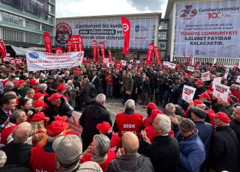 DİSK heyeti Ankara’ya ulaştı: Özgür Özel yürüyüşe destek verdi