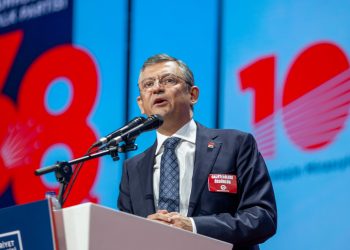 Özgür Özel, CHP Genel Başkanı seçildi