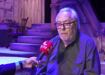 Ibsen’in “Bir Halk Düşmanı” oyunu, İstanbul’da izleyiciyle buluştu… Yönetmen Rutkay Aziz: “Ben ilerici ve devrimci bir tiyatro yapıyorum”