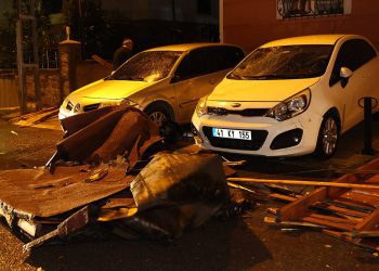 Çatılar uçtu, yollar göle döndü