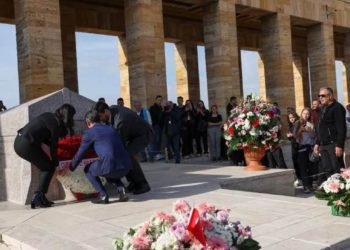 CHP ile Anıtkabir Komutanlığı arasında çelenk krizi