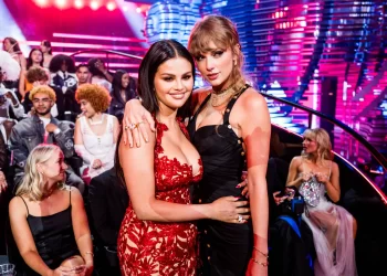 Selena Gomez ve Taylor Swift geliri Gazze’ye bağışlanacak komedi gösterisini izledi