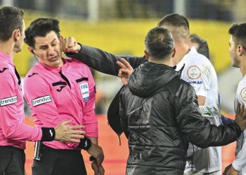 Eski AKP Milletvekili olan Ankaragücü Başkanı Faruk Koca’dan hakem Halil Umut Meler’e yumruklu saldırı