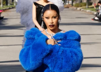 Cardi B, yıldızlarla dolu Balenciaga Show’da podyuma çıktı