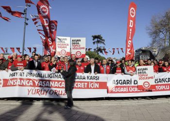 DİSK ‘vergide adalet’ talebiyle sokakta: Elinizi soframızdaki ekmekten çekin!