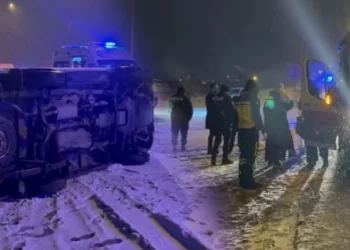 Sivas’ta buzlanan yol trafik kazasına sebep oldu
