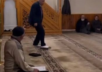 Sivas’ta Safa Camisi Derneği’nin başkan adayı, Kuran’a basınca gözaltına alındı