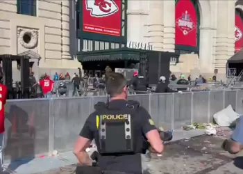 ABD’de geçit törenine silahlı saldırı: Çok sayıda kişi vuruldu