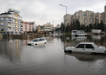 Antalya’daki şiddetli yağışlarda 3 bin 862 binada su baskını meydana geldi
