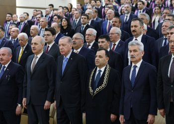 AYM Başkanı Zühtü Arslan konuştu, AKP’li Cumhurbaşkanı Erdoğan dinledi: “AYM kararlarına uyulması zorunluluktur!”