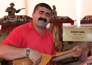 Sivaslı bağlama ustası Şentürk İyidoğan’ın kurduğu ‘Ozanlar Müzesi’ büyük ilgi görüyor
