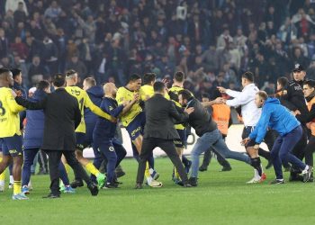 Olaylı maçın yankıları sürüyor: Fenerbahçe yanıt verdi, Bakan Tunç açıklama yaptı