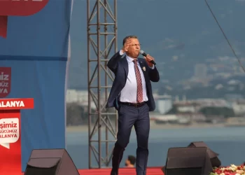 Özgür Özel: Hans’ın tatil yaptığı yere Hasan televizyondan bakamıyor, bu düzene lanet olsun