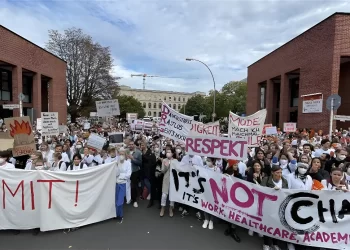Almanya’da doktorlar sokağa indi