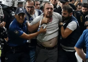 Göztepe maçında Fenerbahçe Başkanı Ali Koç’u iterek düşüren futbol teröristi yakalandı