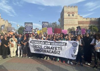 Kadınlar yaşamak için sokaklara çıktı