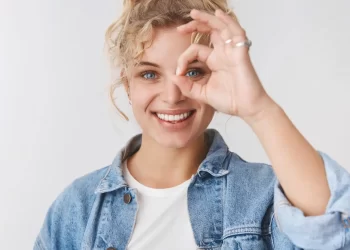 Gözlerde oluşan leke ve cisim uçuşmaları neden olur?