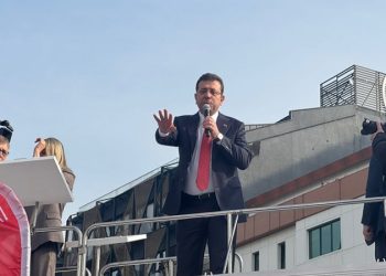 Ekrem İmamoğlu, İstanbul Adliyesi önünde yurttaşlara seslendi: ‘Bugünkü mesele geleceğimizdir’