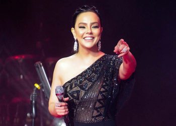 Ebru Gündeş’in 14 Şubat Sevgililer Günü sahnesi dudak uçuklattı