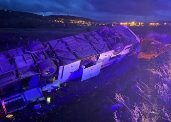 Sivas’ta yolcu otobüsü devrildi: 2 kişi öldü, 23 kişi yaralandı