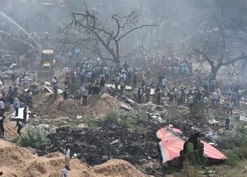 242 yolcu taşıyordu, yerleşim yerine düştü: Hindistan’daki uçak kazasında can kaybı 300’e yaklaştı