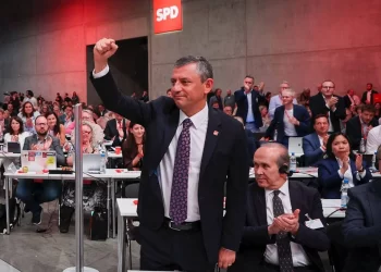 Özgür Özel, Berlin’de konuştu: “Halk demokrasi istiyor, mücadeleye devam edeceğiz!”