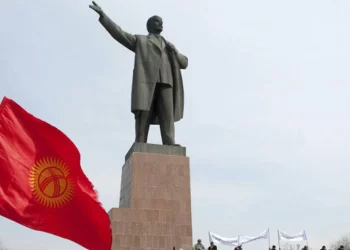 Sovyet hafızasına darbe: Lenin’in heykeli indirildi
