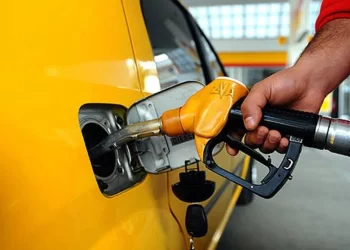 Zam fırtınası sürüyor: Benzin 52 TL’yi, motorin 55 TL’yi aştı!