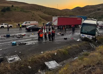 Sivas’ta yolcu otobüsü kaza yaptı: Ölü ve yaralılar var!