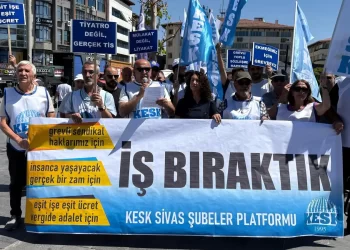 Memurlar Sivas’ta iş bıraktı: ‘Kapı kulları değil, emekçileriz… Bu oyunun figüranı olmayacağız.’