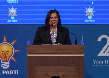 Özlem Çerçioğlu AKP’ye katıldı, “Alnım ak” diye bağırdı