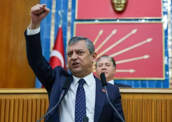 Özgür Özel yeni partiyi açıkladı: “Gömlek çıkarmıyoruz, ateşten gömlek giyiyoruz”