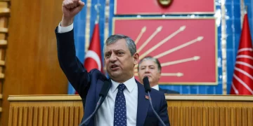 Özgür Özel yeni partiyi açıkladı: “Gömlek çıkarmıyoruz, ateşten gömlek giyiyoruz”